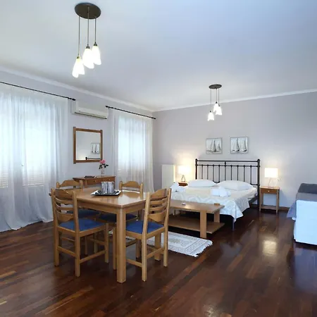 公寓 Corina Apolpaina